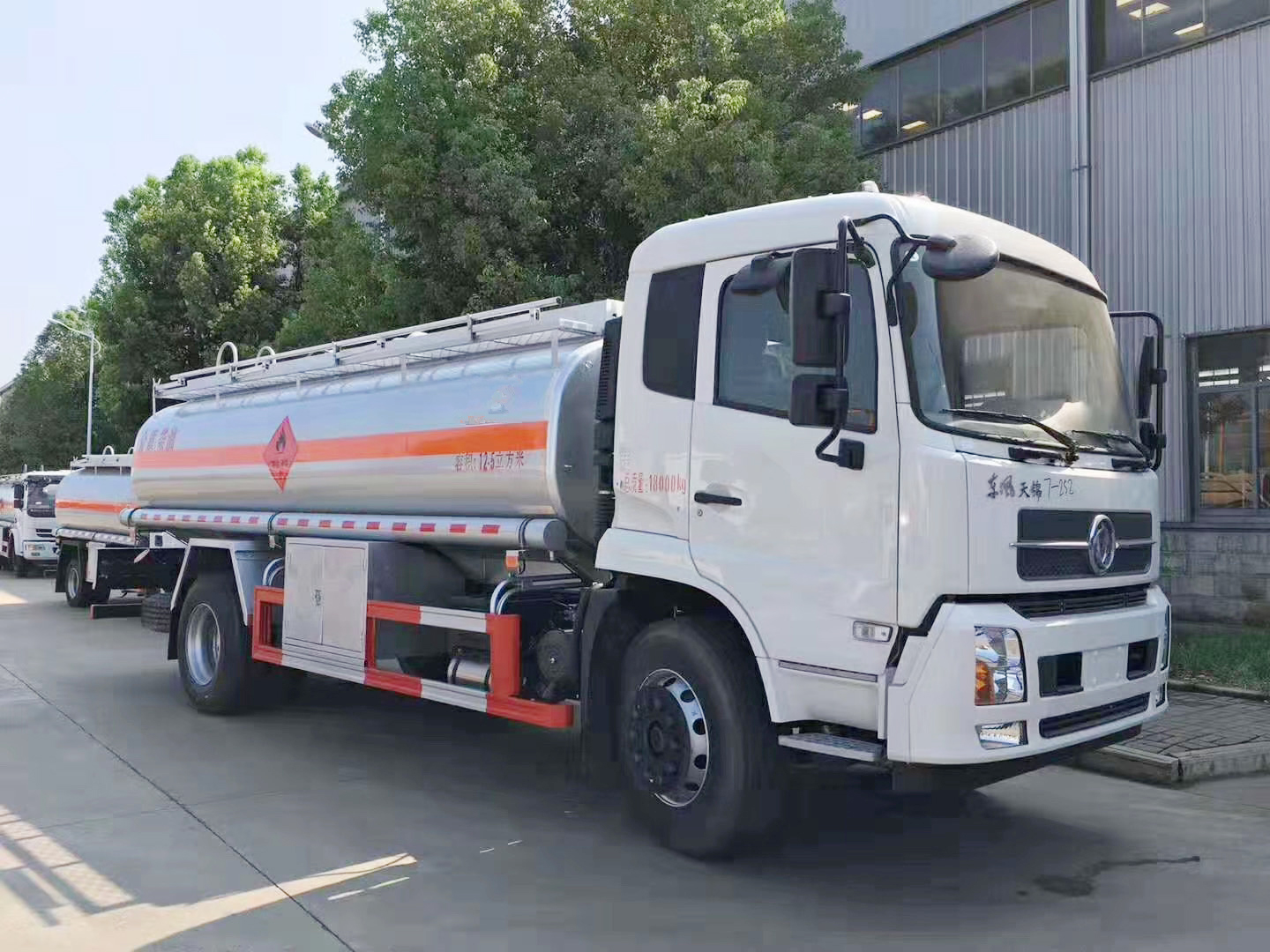 东风天锦运油车