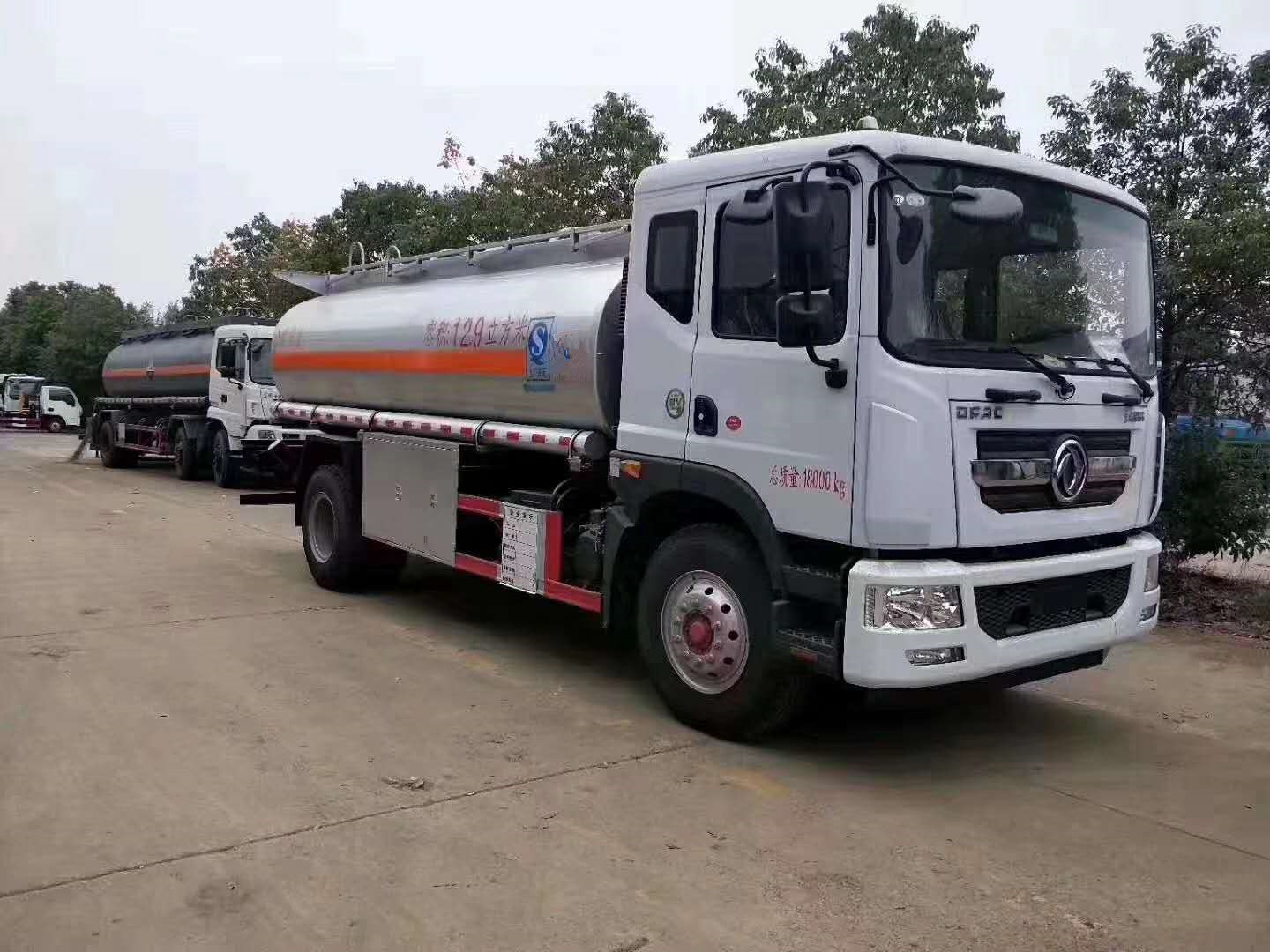东风D9加油车