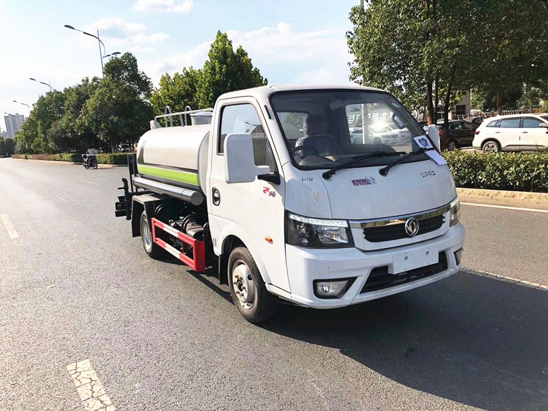 东风途逸洒水车