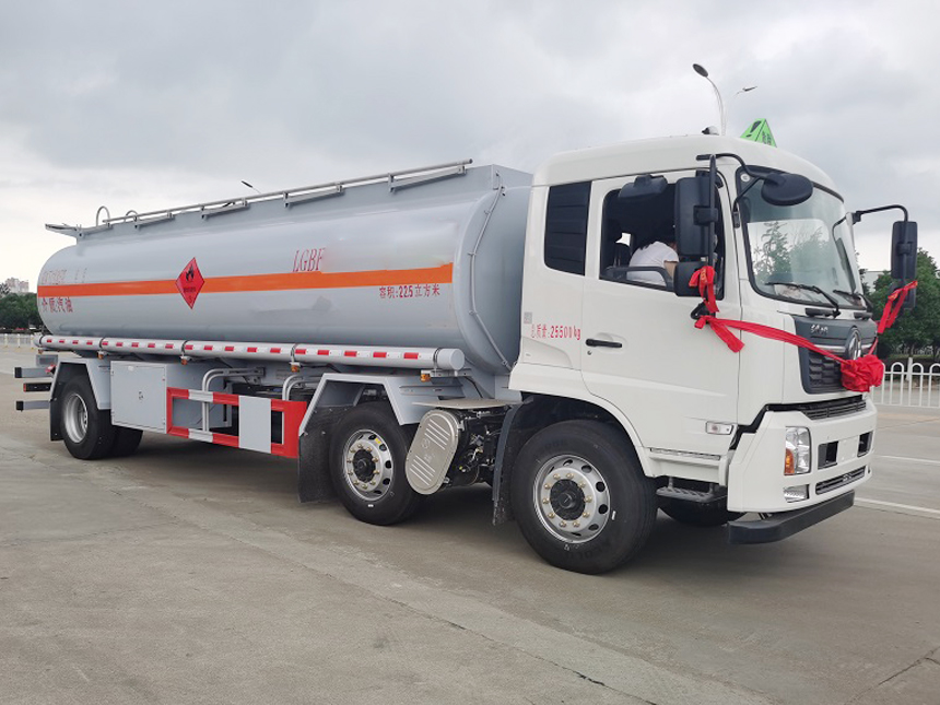 东风天锦小三轴运油车