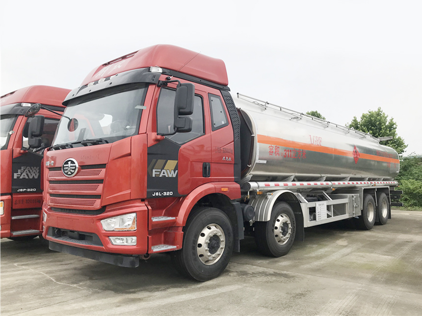 解放前四后八铝合金运油车