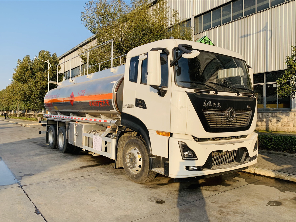 东风天龙VL后八轮铝合金运油车