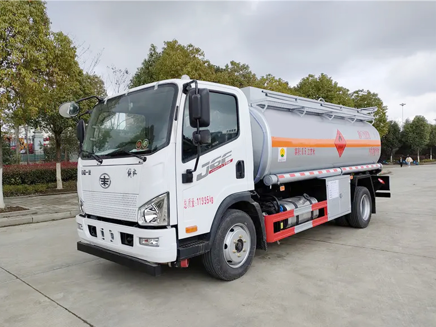 解放J6F运油车