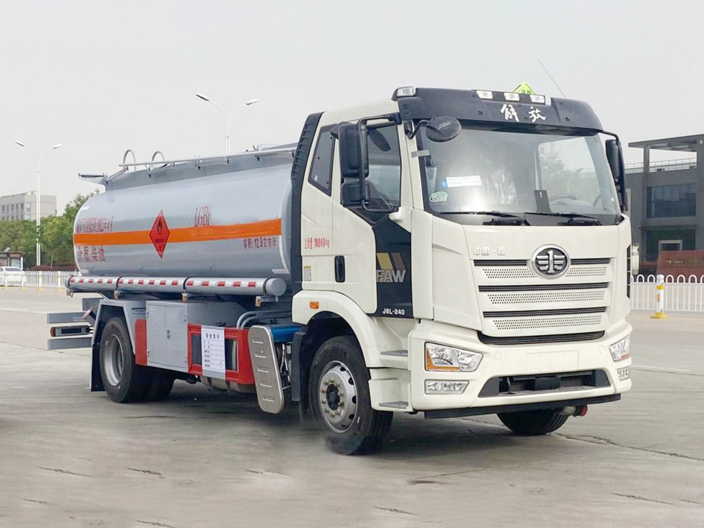 解放J6L单桥运油车