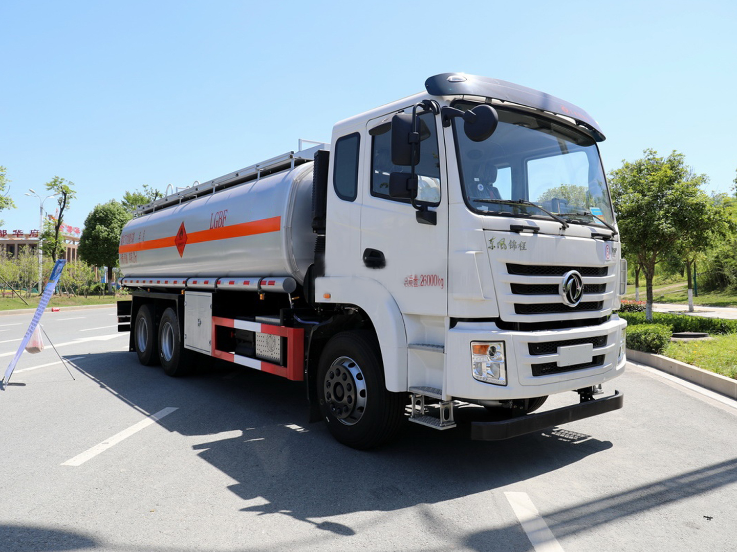 东风锦程V6P后双桥运油车