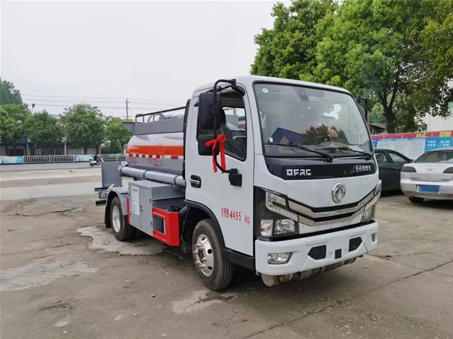 东风多利卡蓝牌运油车