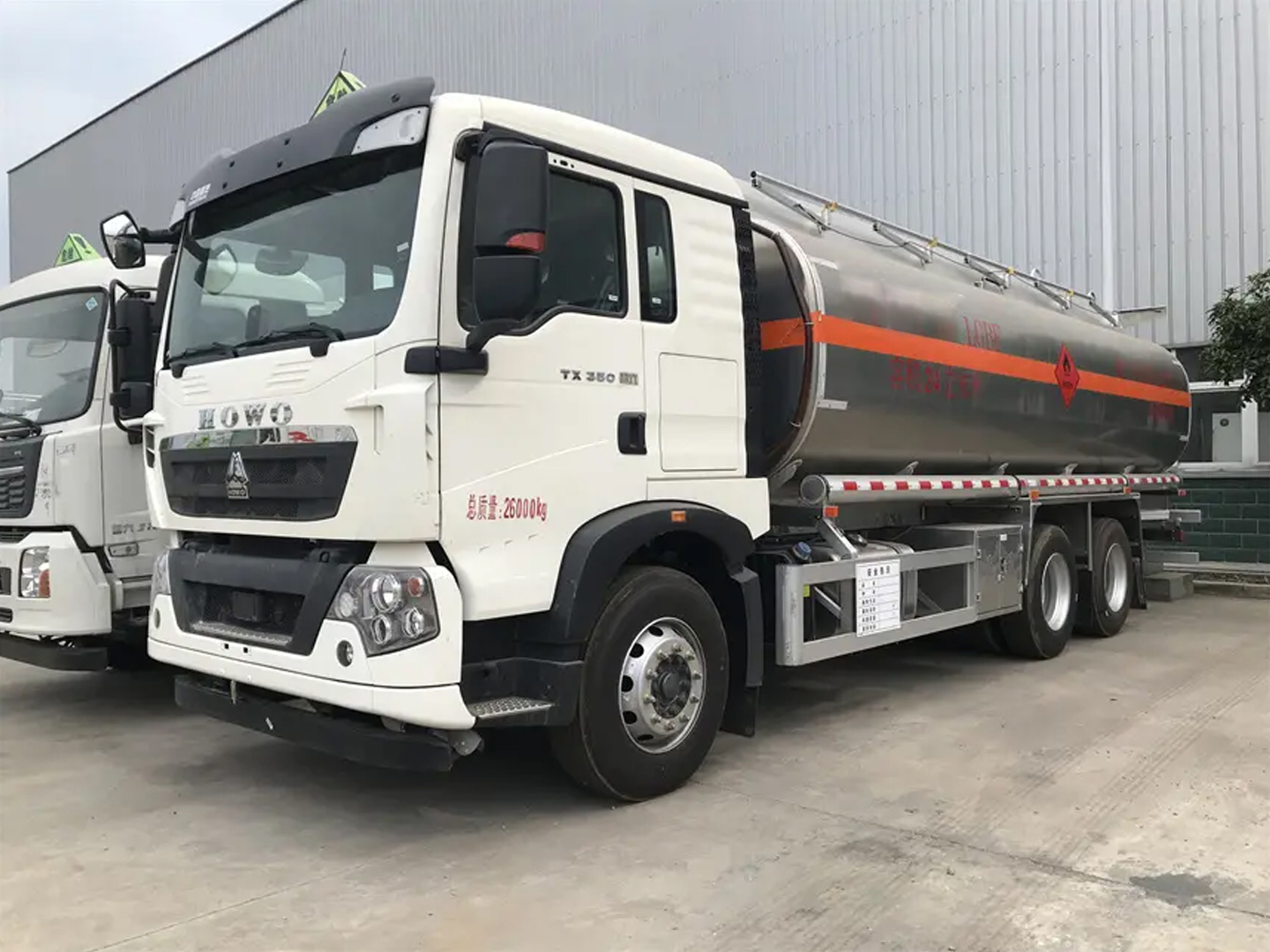 重汽豪沃后双桥铝合金运油车