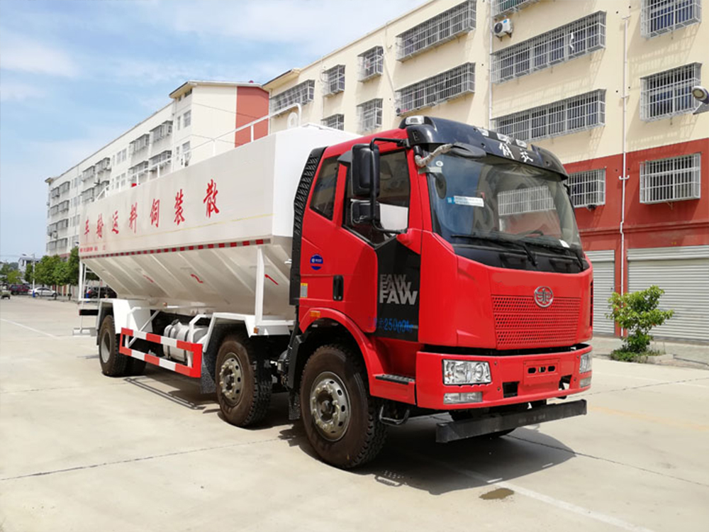 解放小三轴散装饲料运输车