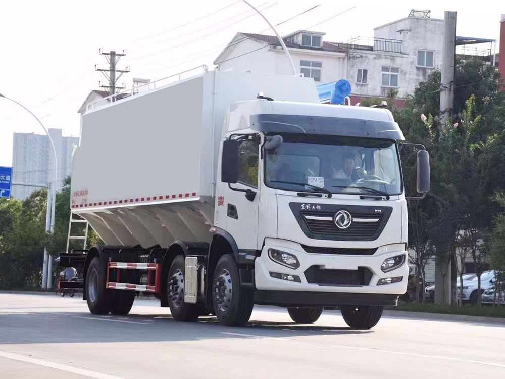 东风天锦小三轴散装饲料运输车