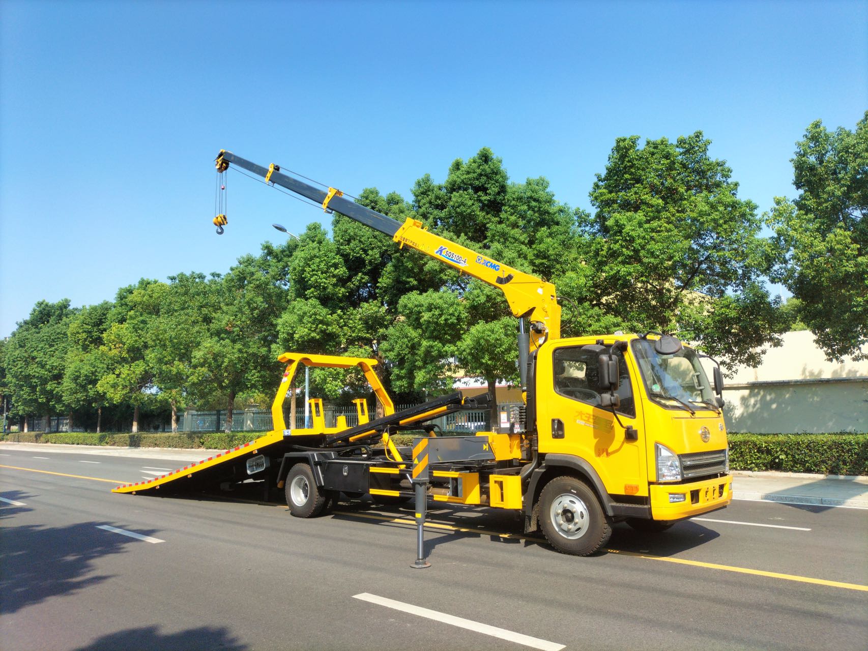 解放大王驾到带吊一拖二清障车