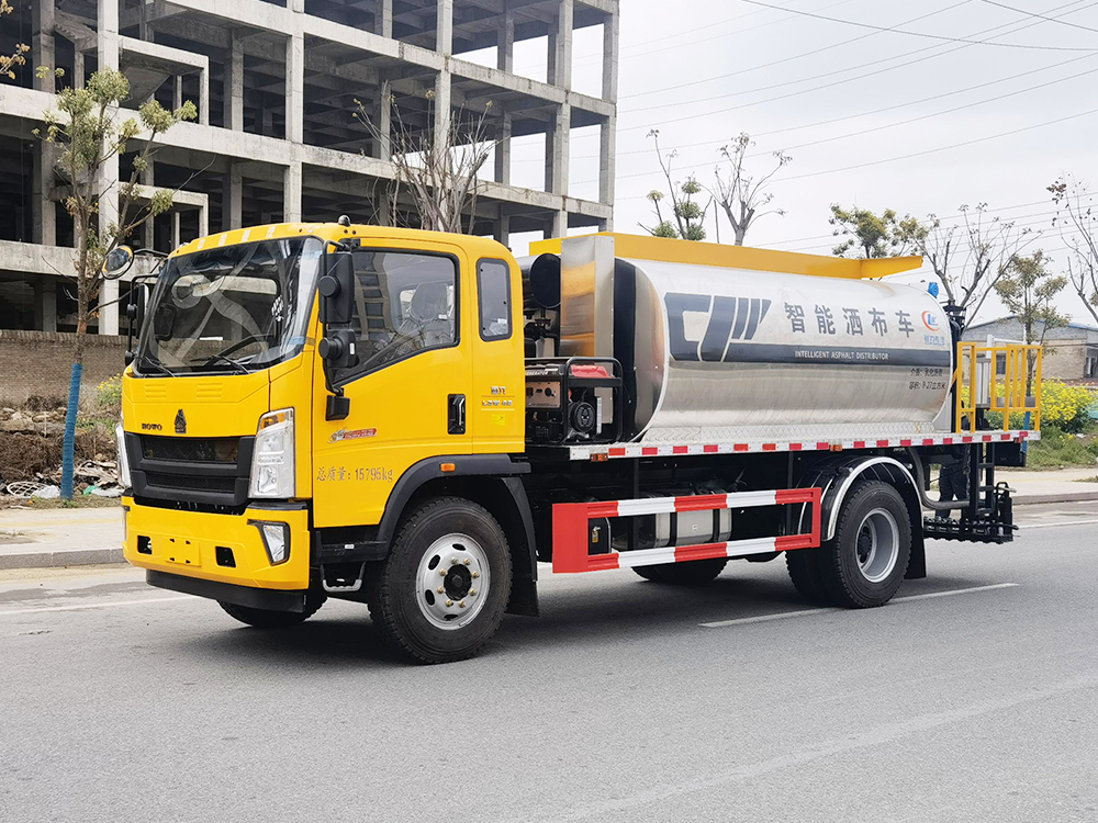 重汽豪沃9方沥青洒布车
